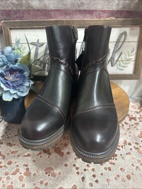 NWOT Earth Elemente Women’s Dark Brown leather Heeled Ankle Boots